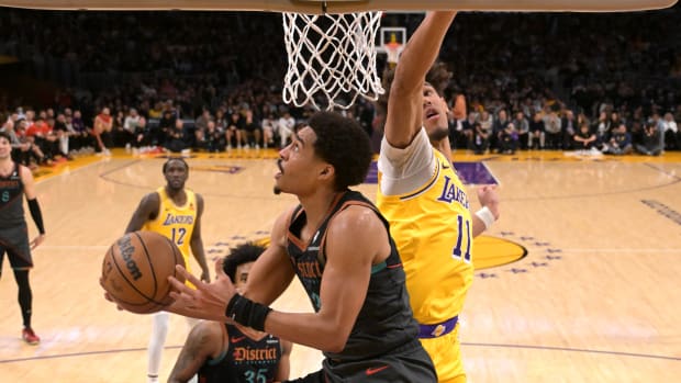 Los Angeles Lakers center Jaxson Hayes (11) defends Washington Wizards guard Jordan Poole (13) in the second half at Crypto.com Arena. 